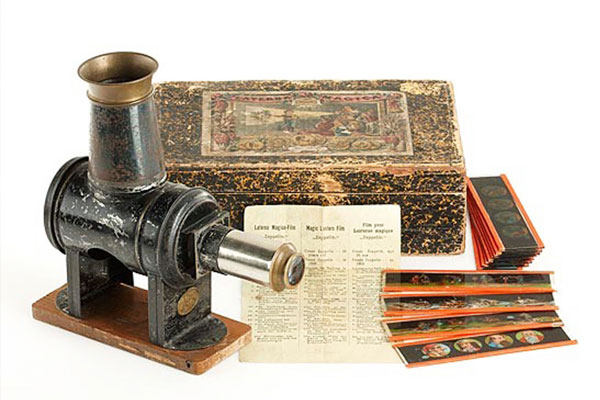 Originales Laterna-Magica-Set der Fa. Ernst Plank, Nürnberg, ca. 1885-1910, mit Glasträgern und gedruckter Anleitung aus dem Innendeckel. Bildquelle: http://p2.la-img.com/427/18915/6407527_1_l.jpg (liveauctioneers).