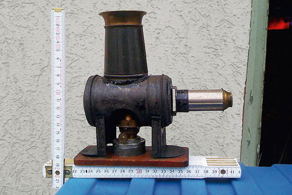 Originale Laterna Magica, Fa. Ernst Plank, Nürnberg, ca. 1890. Gerät, das für Inszenierung und Installation ›Ring-Studie 01‹| Rheingold, Vorspiel‹ eingesetzt wurde. Bildquelle: © R. Vedder.