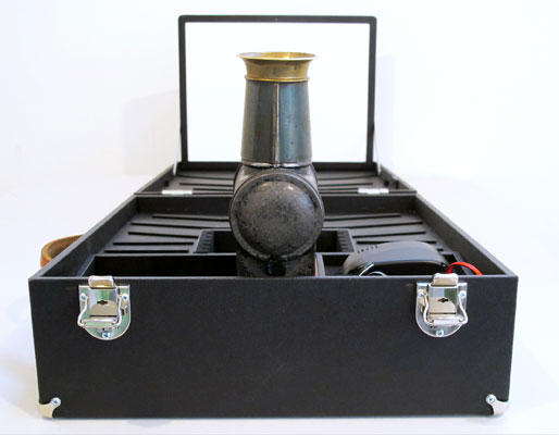 Modellbau, hier: vollständiger Koffer mit hochgeklappter Laterna Magica und Projektionsfläche aus grundierter Leinwand (Maße nach MAC-Book-Monitor). 2010. Bildquelle: © D. Cöllen.