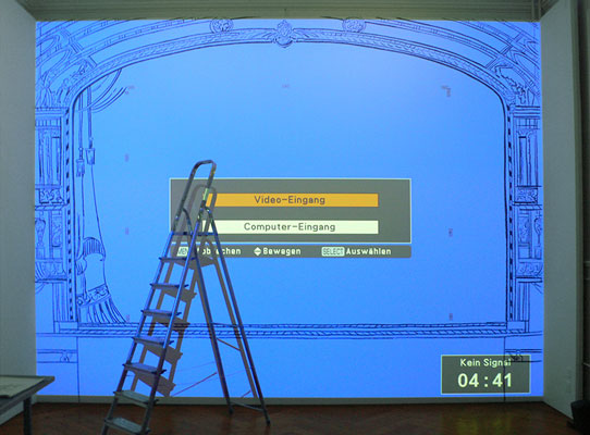Ausstellungsaufbau: Zeichnung historisches Portal und Schmuckvorhang Stadttheater Zürich (um 1891), heute Opernhaus Zürich, im Ausstellungsraum des Kunstmuseums Thun, Testlauf Projektion ›Ring-Studie 01 | Rheingold, Vorspiel‹ (Richard Wagner). 2010. © Dombois.