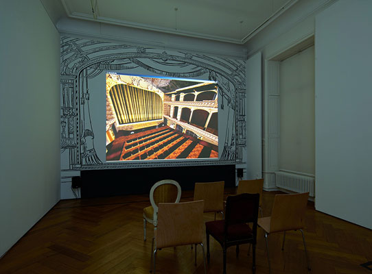 Inszenierung als Installation: ›Ring-Studie 01 | Rheingold, Vorspiel‹, Projektion im Rahmen (Kohlezeichnung) des historischen Portals des Opernhauses Zürich, Szenenbild aus der letzten Sequenz mit dem Opernhaus Zürich der Computerplattform Second Life®. Kunstmuseum Thun. 2010. Bildquelle: © D. Aebi.