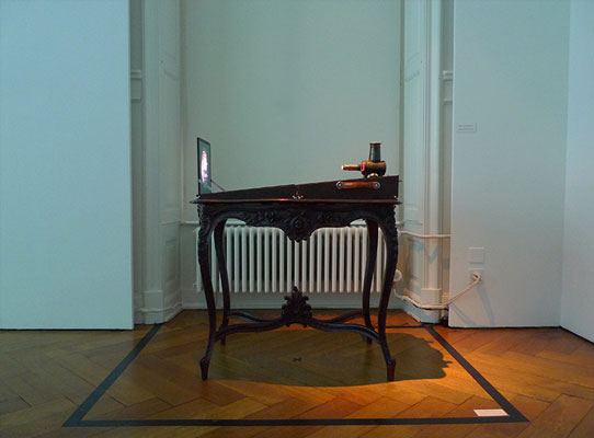 Inszenierung als Installation: ›Ring-Studie 01 | Rheingold, Vorspiel‹, Parallelprojektion mit Szenenbildern aus Second Life® durch historische Laterna Magica/ Bühnenbildmodell. Kunstmuseum Thun. 2010. © Dombois.