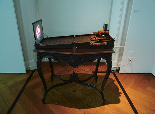 Inszenierung als Installation: ›Ring-Studie 01 | Rheingold, Vorspiel‹, Parallelprojektion mit Szenenbildern aus Second Life® durch historische Laterna Magica/ Bühnenbildmodell. Kunstmuseum Thun. 2010. © Dombois.