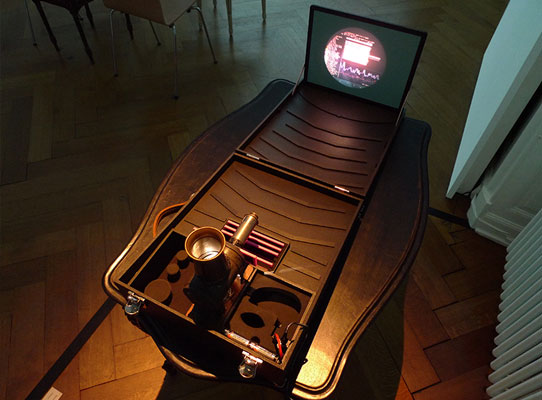 Inszenierung als Installation: ›Ring-Studie 01 | Rheingold, Vorspiel‹, Parallelprojektion mit Szenenbildern aus Second Life® durch historische Laterna Magica/ Bühnenbildmodell. Kunstmuseum Thun. 2010. © Dombois.