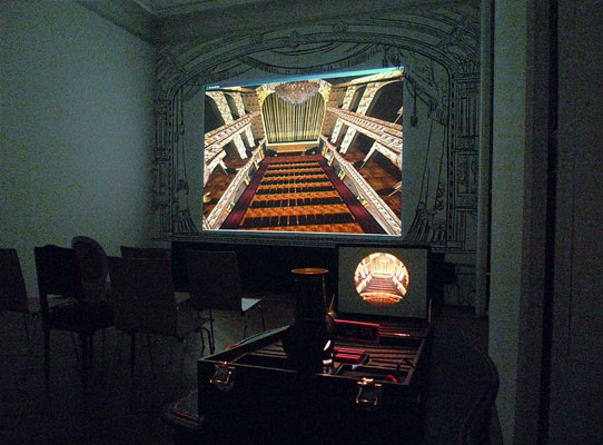 ›Ring-Studie 01 | Rheingold, Vorspiel‹: Zusammenschau der analogen und digitalen Projektion; das Opernhaus Zürich der Computerplattform Second Life® erscheint im gezeichneten Rahmen seines historischen Portals (um 1891). Ausstellung Gesamtansicht. Kunstmuseum Thun. 2010. © Dombois.