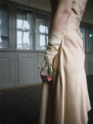 Requisiten I: Präparierte Bindenwickel für das Kostüm der Antigone (Judith Koch). Frische Ölbaum-, Lorbeer- oder Eppichzweige als Zeichen der Schutzflehenden hier wie im folgenden aus dem Tempelbezirk zu Delphi. 2013. Foto: © Dombois.