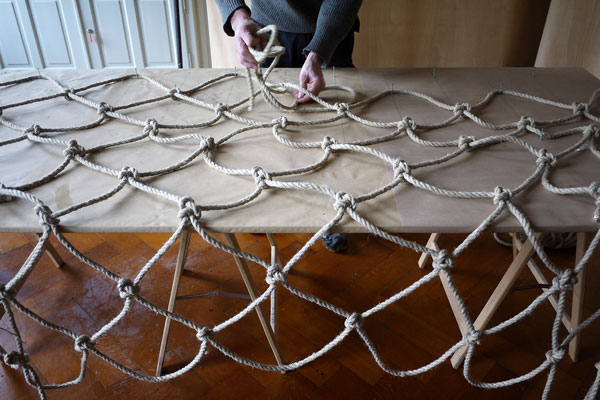 Requisiten VI: Herstellung eines Agrenon (Sehernetz) für Tiresias. Die Knüpftechnik habe ich dem überlieferten Muster der ölgetränkten Wollgirlanden des Omphalos in Delphi nachempfunden. Atelier Bern. 2013. Foto: © Dombois..