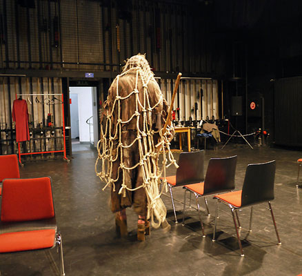 ›Flashmob Antigone‹, eine halbe Stunde vor der Aufführung: Peter Jecklin verlässt kostümiert als Tiresias und präpariert mit Mikroport das neue Theater Chur in Richtung Rätushof/ Cinema Superstore AG. 23.02.2013. Foto: © Dombois.