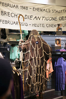 »...in dem Gedicht, tausende Jahre alt/ Das wir hier einstudiert«. ›Flashmob Antigone‹, Cinema Superstore AG Chur, Peter Jecklin als Tiresias. 23.02.2013. Foto: © F. Dombois.
