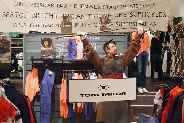 »Das da/ Κρέων, Kreon, Thyrsosträger und Tyrann der Stadt Theben...«. ›Flashmob Antigone‹, Cinema Superstore AG Chur, Richard Schmutz als Kreon. 23.02.2013. Foto: © Anhorn.