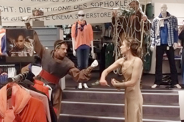 ›Flashmob Antigone‹, Cinema Superstore AG Chur. Meine Choreographie in dieser Passage besteht im Re-Enactment einer Bewegungseinheit Hans Gauglers, Brechts erstem Darsteller des Kreon in Chur (vgl. Abb. 12), in derselben Rolle hier Richard Schmutz, Judith Koch als Antigone. 23.02.2013. Foto: © Hänni.