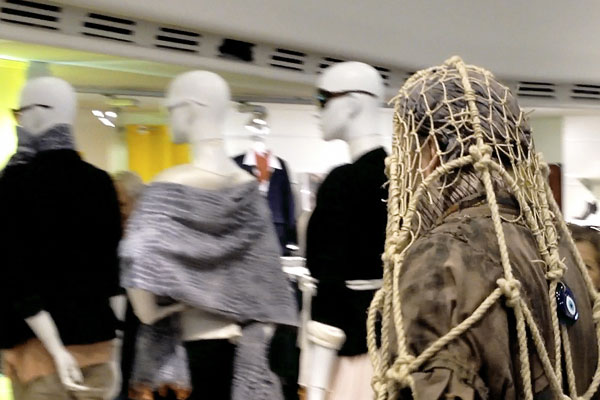 »...die Menschlichkeit/ Groß aufstand«. ›Flashmob Antigone‹, Cinema Superstore AG Chur, Peter Jecklin als Tiresias. 23.02.2013. Foto: © Casotti.